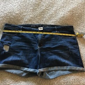 Dark Denim Mid Rise Midi Shorts size 22 Ava & Viv